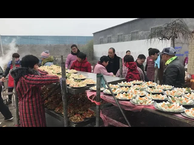 表叔的儿子办婚宴,600元一桌的标准,菜汤真多,村里人围着吃